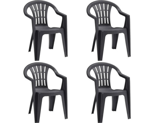 Set aus vier Gartenstühlen aus Kunststoff mit Armlehnen und geschlitzter Rückenlehne.