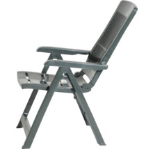 Verstellbarer Gartenklappsessel aus Kunststoff mit Armlehnen und hoher Rückenlehne.