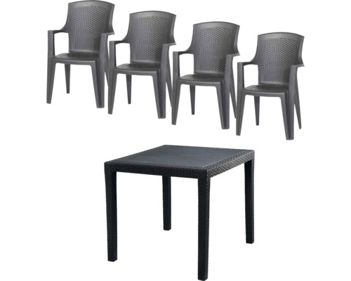 Gartenmöbel-Set in Anthrazit bestehend aus vier stapelbaren Kunststoffstühlen in Rattan-Optik mit Armlehnen und einem quadratischen Tisch.