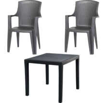 Gartenmöbel-Set bestehend aus zwei Stapelstühlen mit Armlehnen und einem quadratischen Tisch in Flechtoptik.