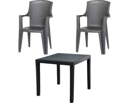 Gartenmöbel-Set bestehend aus zwei Stapelstühlen mit Armlehnen und einem quadratischen Tisch in Flechtoptik.