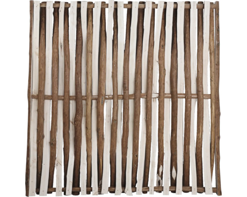 Holzzaun aus Ästen und Latten