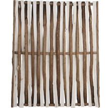 Dekorativer Holzzaun mit natürlichen und hellen Holzlatten