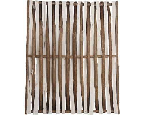 Dekorativer Holzzaun mit natürlichen und hellen Holzlatten