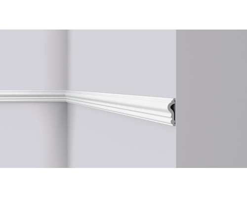 Weiße Zierleiste an einer Wand angebracht