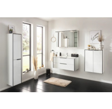 Modernes Badezimmer mit Waschtisch, Spiegelschrank und Hochschrank