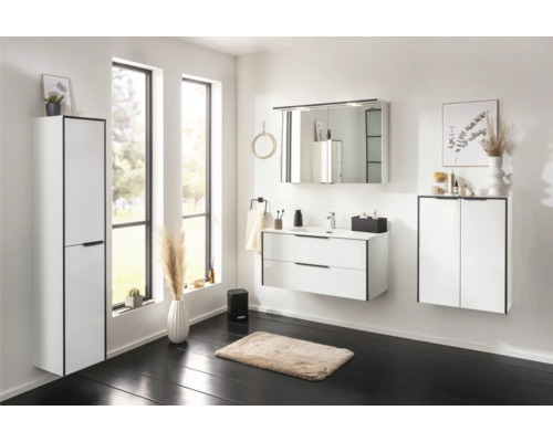 Modernes Badezimmer mit Waschtisch, Spiegelschrank und Hochschrank