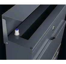 Detailansicht eines Briefkastens mit Einwurfklappe und Klingelknopf