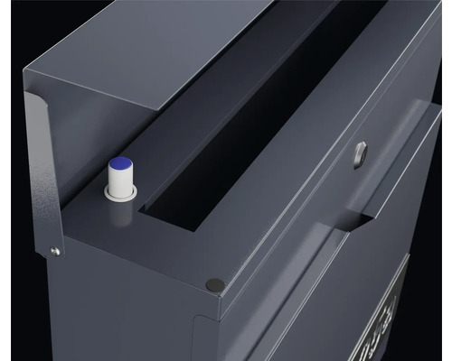 Detailansicht eines Briefkastens mit Einwurfklappe und Klingelknopf