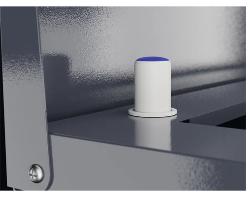 Detailansicht eines Verschlussstopfens auf einem Metallregal