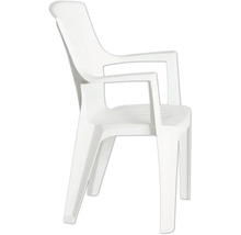 Stapelbarer Gartenstuhl aus Kunststoff in Weiß mit Armlehnen.