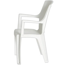Stapelbarer Gartenstuhl aus Kunststoff in Weiß mit Armlehnen.