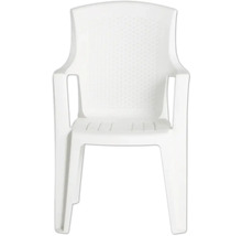 Stapelbarer Gartenstuhl aus Kunststoff mit Armlehnen und strukturierter Rückenlehne in Weiß.