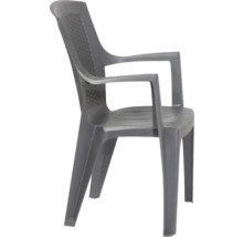 Stapelbarer Gartenstuhl aus Kunststoff mit Armlehnen in Grau.