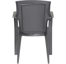 Rückansicht eines anthrazitfarbenen Gartenstuhls aus Kunststoff mit Armlehnen und Rückenlehne in Flechtoptik.