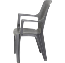 Stapelbarer Gartenstuhl aus Kunststoff mit Armlehnen und strukturierter Rückenlehne in Anthrazit.