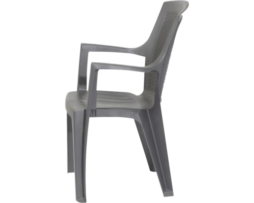 Stapelbarer Gartenstuhl aus Kunststoff mit Armlehnen und strukturierter Rückenlehne in Anthrazit.