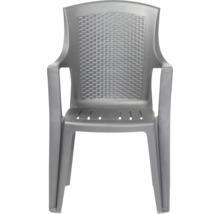 Stapelstuhl aus Kunststoff mit Armlehnen und Rückenlehne in Flechtoptik.