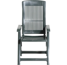 Klappbarer Gartenstuhl aus Kunststoff mit hoher Rückenlehne und Armlehnen.