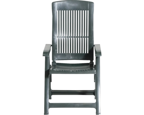 Klappbarer Gartenstuhl aus Kunststoff mit hoher Rückenlehne und Armlehnen.