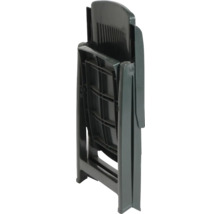 Zusammengeklappter Klappstuhl aus Kunststoff in Dunkelgrün.