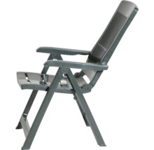 Klappbarer Gartenstuhl aus Kunststoff mit hoher Rückenlehne und Armlehnen.