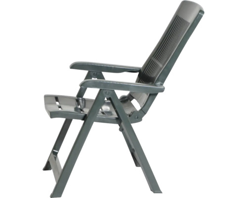 Klappbarer Gartenstuhl aus Kunststoff mit hoher Rückenlehne und Armlehnen.