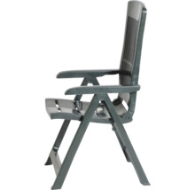 Klappbarer Gartenstuhl aus Kunststoff mit hoher Rückenlehne und Armlehnen.