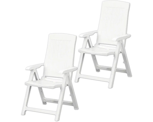 Zwei weiße Garten-Klappsessel aus Kunststoff mit hoher Rückenlehne und Armlehnen.