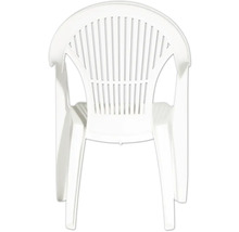 Weißer Gartenstuhl aus Kunststoff mit Armlehnen und lamellenförmiger Rückenlehne in der Rückansicht.
