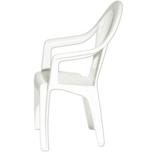 Stapelbarer weißer Gartenstuhl aus Kunststoff mit Armlehnen.