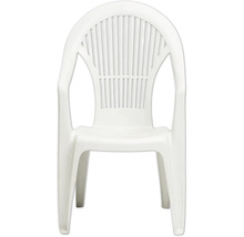Weißer Gartenstuhl aus Kunststoff, stapelbar, mit Armlehnen und Lattenrückenlehne.