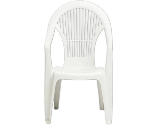 Weißer Gartenstuhl aus Kunststoff, stapelbar, mit Armlehnen und Lattenrückenlehne.