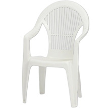 Stapelsessel aus weißem Kunststoff mit Armlehnen und hoher Rückenlehne mit vertikalen Lamellen.