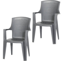 Zwei graue Gartenstühle aus Kunststoff mit Armlehnen und Rückenlehne in Rattan-Optik.