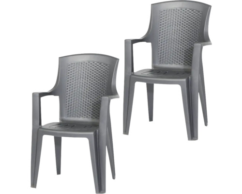 Zwei graue Gartenstühle aus Kunststoff mit Armlehnen und Rückenlehne in Rattan-Optik.