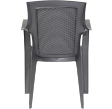 Anthrazitfarbener Gartenstuhl aus Kunststoff mit Armlehnen und Rückenlehne in Flechtoptik.