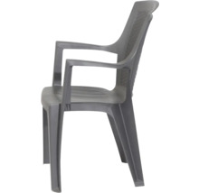 Grauer Stapelstuhl aus Kunststoff mit Armlehnen für den Garten.