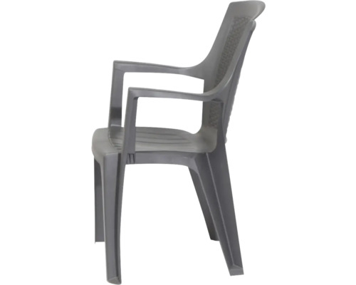 Grauer Stapelstuhl aus Kunststoff mit Armlehnen für den Garten.