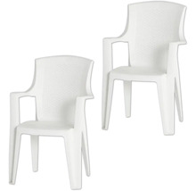 Zwei weiße Gartenstühle aus Kunststoff mit Armlehnen und strukturierter Rückenlehne.