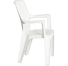 Weißer Stapelsessel aus Kunststoff mit Armlehnen für den Außenbereich.