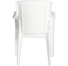 Stapelbarer Gartenstuhl aus Kunststoff in Weiß mit Armlehnen und Rückenlehne in Rattan-Optik.