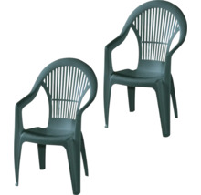 Zwei grüne Stapelsessel aus Kunststoff mit Armlehnen und lamellierter Rückenlehne.