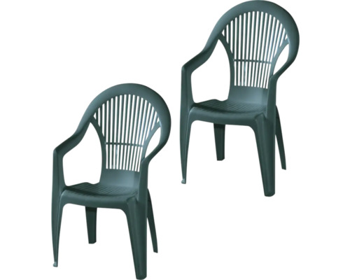 Zwei grüne Stapelsessel aus Kunststoff mit Armlehnen und lamellierter Rückenlehne.