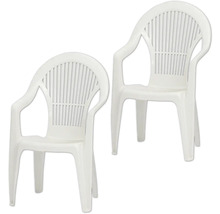 Zwei weiße Gartenstühle aus Kunststoff mit Armlehnen und Lamellen-Rückenlehne.