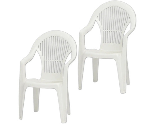 Zwei weiße Gartenstühle aus Kunststoff mit Armlehnen und Lamellen-Rückenlehne.
