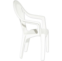 Weißer Stapelstuhl aus Kunststoff mit Armlehnen und lamellierter Rückenlehne.