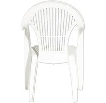 Stapelbarer Gartenstuhl aus weißem Kunststoff mit Armlehnen und Lamellen-Rückenlehne.