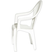 Weißer Stapelstuhl aus Kunststoff mit Armlehnen für den Garten.