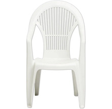 Weißer Gartenstuhl aus Kunststoff mit Armlehnen und Lamellenrückenlehne.